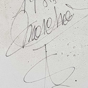 Bas-reliëf in gemengde materialen "TOM BABY'S HANDEN" (1988):