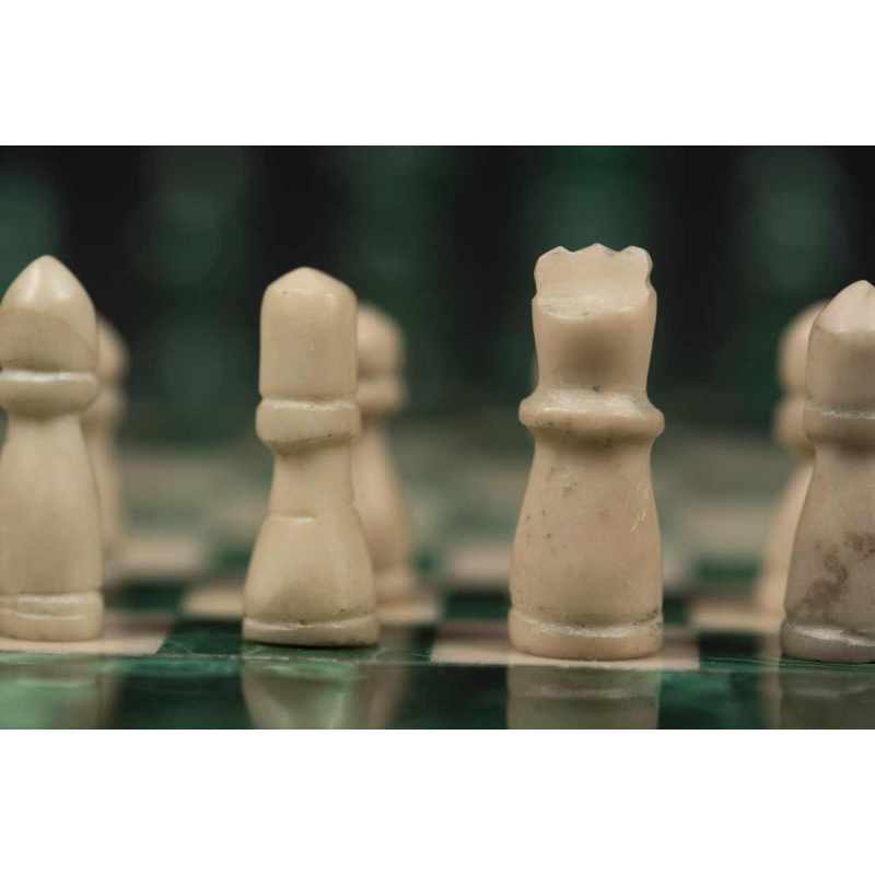 "Small round chess board in malachite and marble: