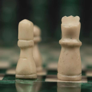 "Small round chess board in malachite and marble: