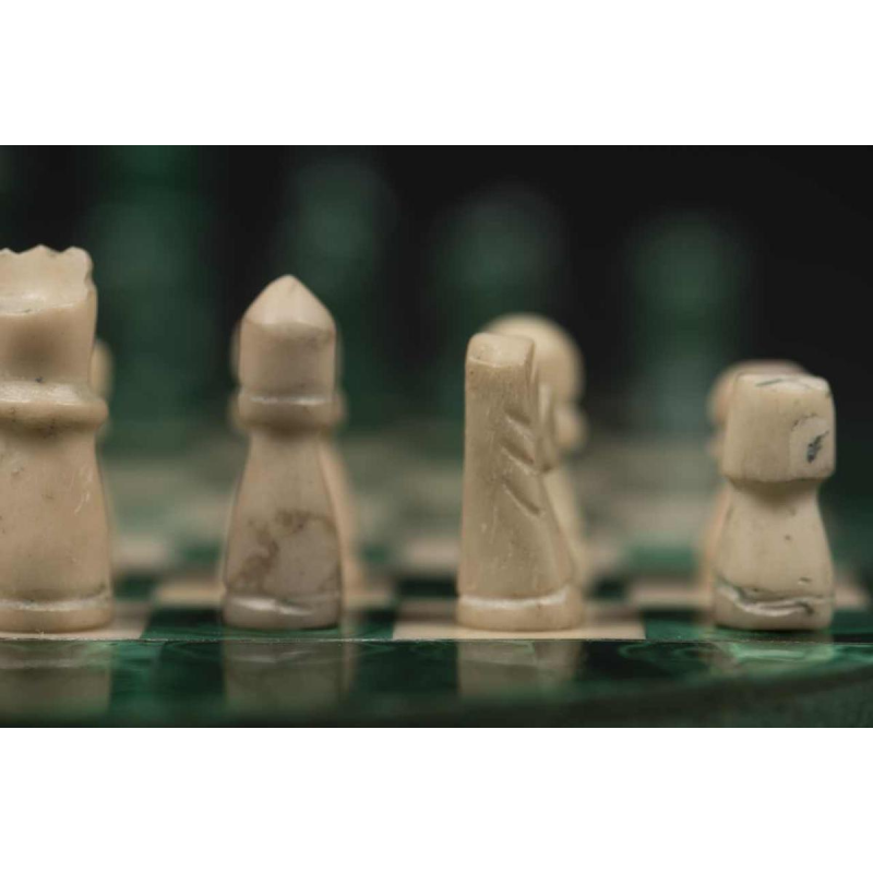 Klein rond schaakbord in malachiet en marmer: