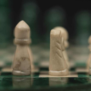 Klein rond schaakbord in malachiet en marmer: