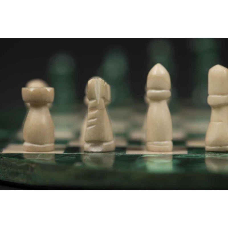 Klein rond schaakbord in malachiet en marmer: