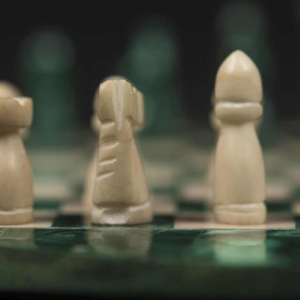 Klein rond schaakbord in malachiet en marmer: