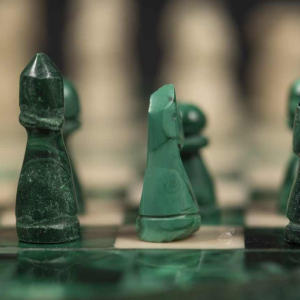 Klein rond schaakbord in malachiet en marmer: