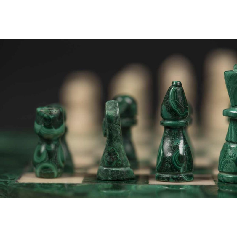 "Small round chess board in malachite and marble: