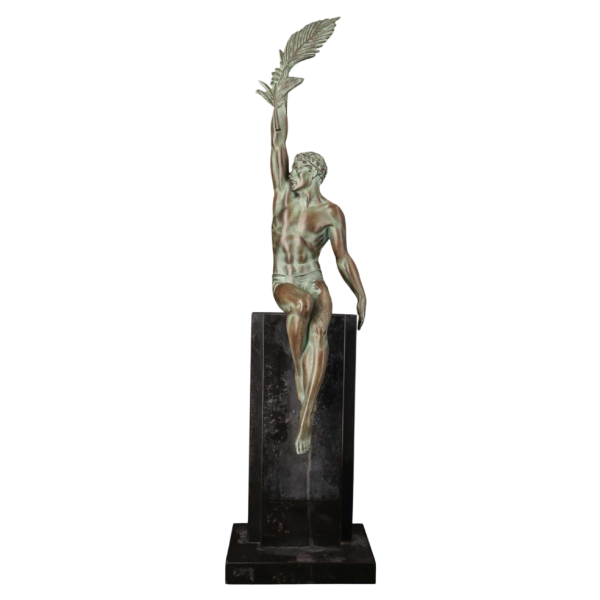 PIERRE LE FAGUAYS 'De trofee' gietijzeren sculptuur met groen patina, 20ste eeuw