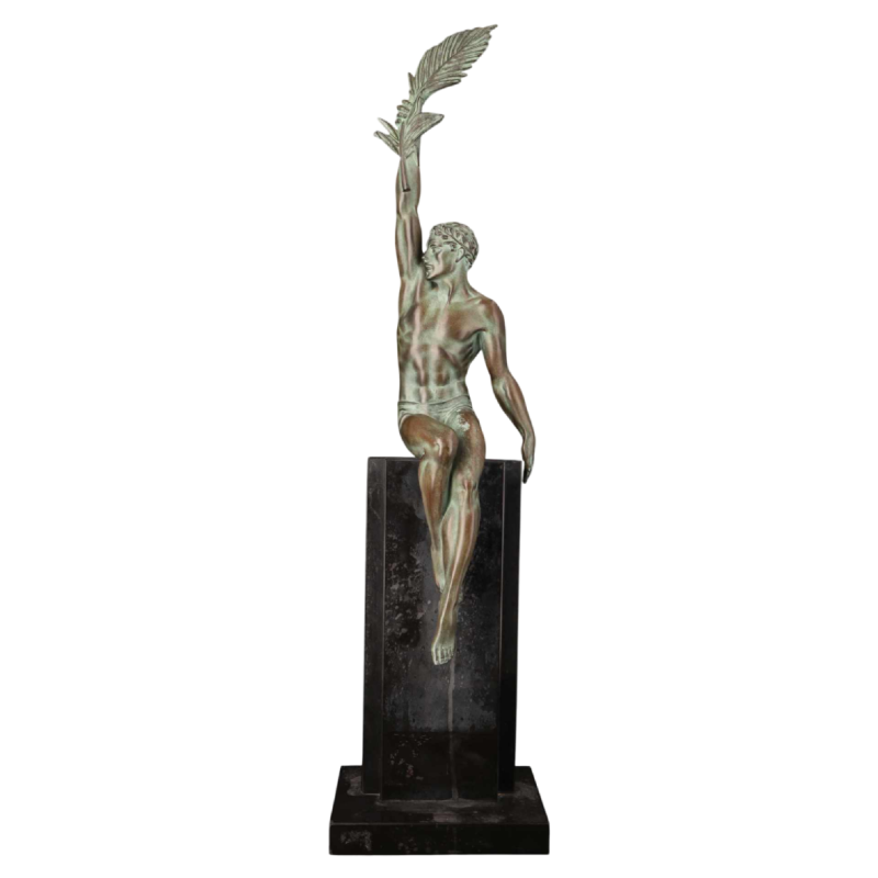 PIERRE LE FAGUAYS 'De trofee' gietijzeren sculptuur met groen patina, 20ste eeuw