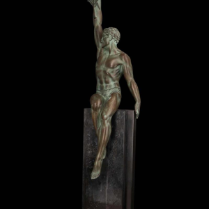 PIERRE LE FAGUAYS 'De trofee' gietijzeren sculptuur met groen patina, 20ste eeuw