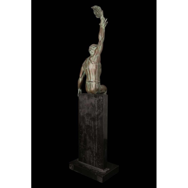 PIERRE LE FAGUAYS 'Le trophée' sculpture en fonte d'art à patine verte, XXe s