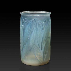 Réné Lalique 'LAURIERS' vaas in opalescent glas, 1922
