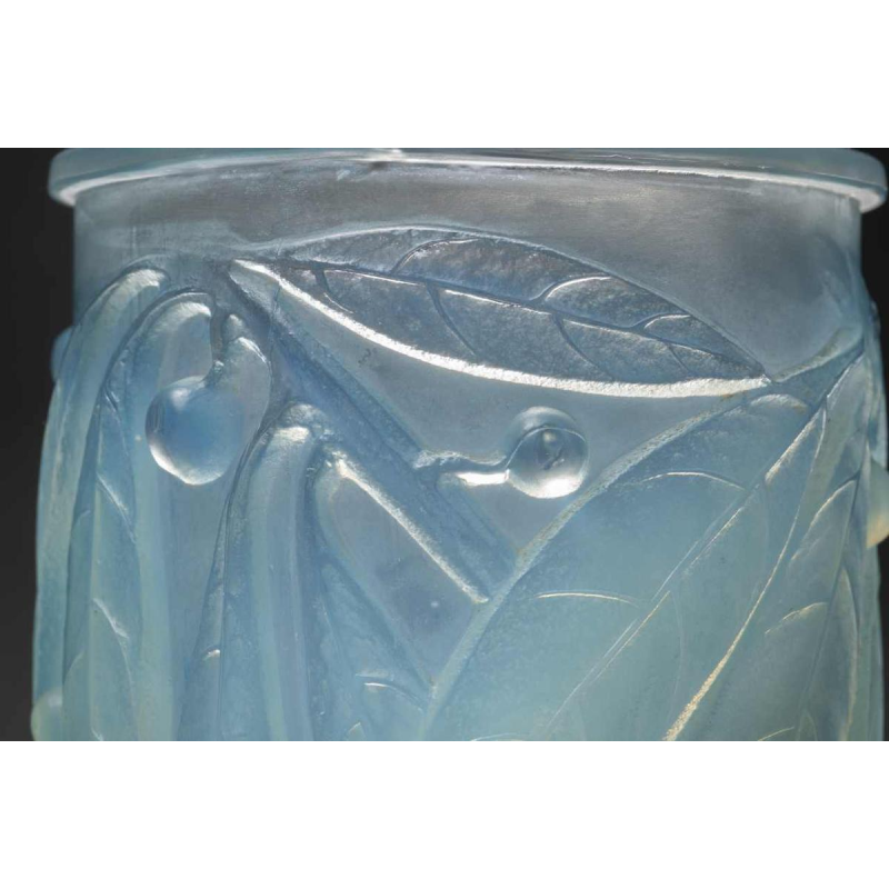 Réné Lalique, vase 'LAURIERS' en verre opalescent, 1922