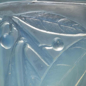 Réné Lalique 'LAURIERS' vaas in opalescent glas, 1922