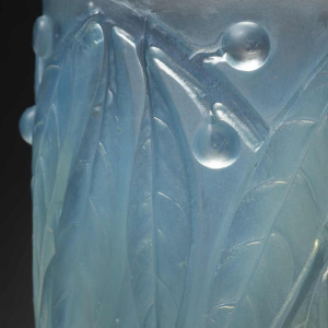 Réné Lalique 'LAURIERS' vaas in opalescent glas, 1922