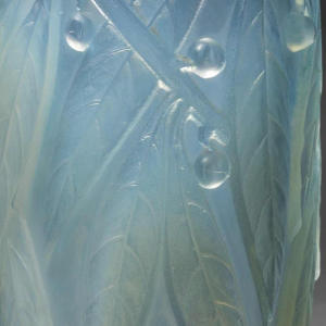 Réné Lalique, vase 'LAURIERS' en verre opalescent, 1922