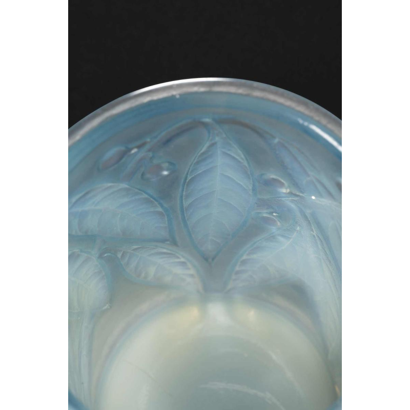 Réné Lalique, vase 'LAURIERS' en verre opalescent, 1922