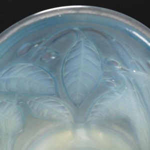 Réné Lalique 'LAURIERS' vaas in opalescent glas, 1922