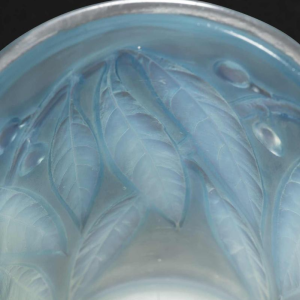 Réné Lalique, vase 'LAURIERS' en verre opalescent, 1922