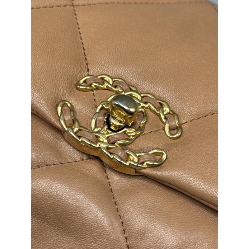 Chanel, sac 19 en cuir camel Chanel, sac 19 en cuir camel