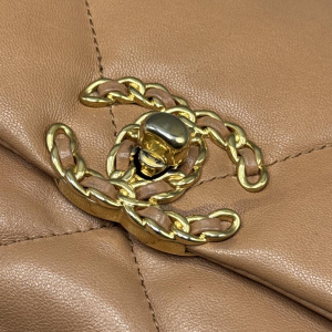 Chanel, sac 19 en cuir camel Chanel, sac 19 en cuir camel