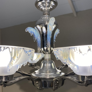 Lustre Art déco Ezan Petitot en verre opalescent, vers 1930 Lustre Art déco Ezan Petitot en verre opalescent, vers 1930