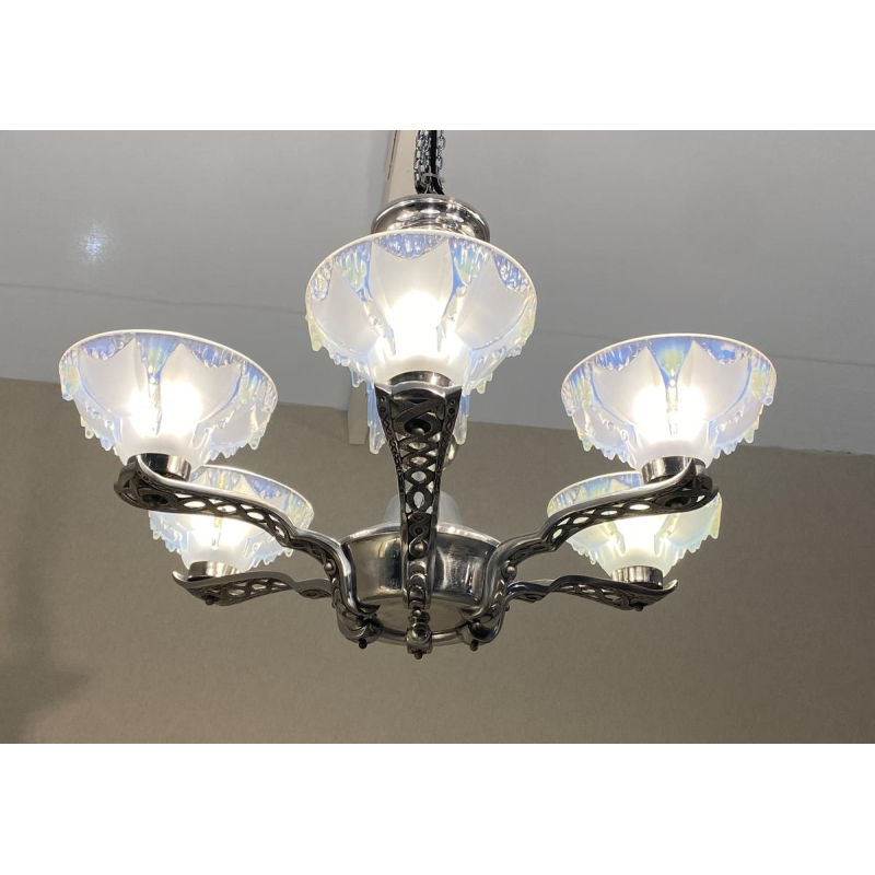 Lustre Art déco Ezan Petitot en verre opalescent, vers 1930 Lustre Art déco Ezan Petitot en verre opalescent, vers 1930