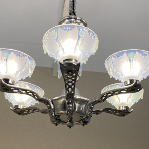 Lustre Art déco Ezan Petitot en verre opalescent, vers 1930 Lustre Art déco Ezan Petitot en verre opalescent, vers 1930