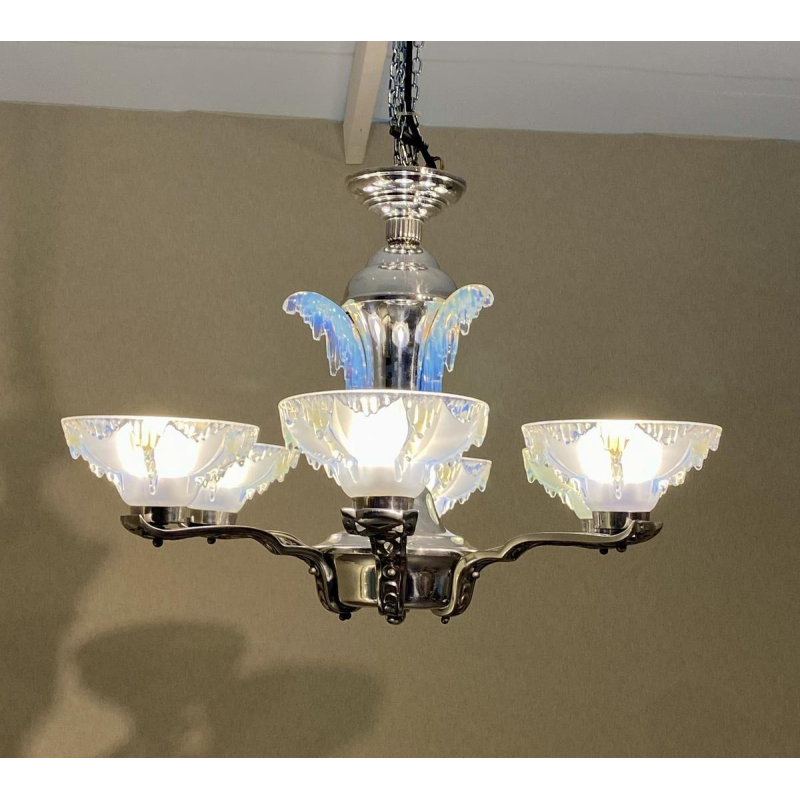 Lustre Art déco Ezan Petitot en verre opalescent, vers 1930 Lustre Art déco Ezan Petitot en verre opalescent, vers 1930