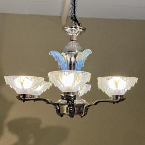 Lustre Art déco Ezan Petitot en verre opalescent, vers 1930 Lustre Art déco Ezan Petitot en verre opalescent, vers 1930
