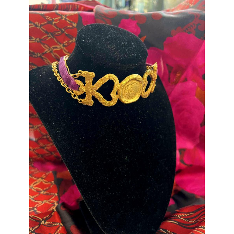 Christian LACROIX, choker necklace in gold metal and purple velvet. Christian LACROIX, choker necklace in gold metal and purple velvet.