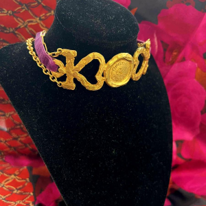 Christian LACROIX, collier ras-de-cou en métal doré et velours violet. Christian LACROIX, collier ras-de-cou en métal doré et velours violet.