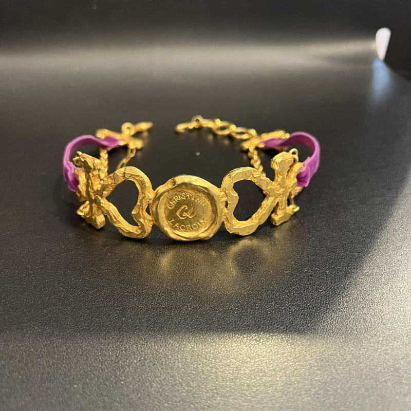 Christian LACROIX, collier ras-de-cou en métal doré et velours violet. Christian LACROIX, collier ras-de-cou en métal doré et velours violet.