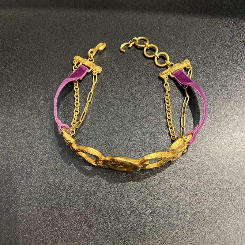 Christian LACROIX, collier ras-de-cou en métal doré et velours violet. Christian LACROIX, collier ras-de-cou en métal doré et velours violet.