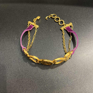 Christian LACROIX, collier ras-de-cou en métal doré et velours violet. Christian LACROIX, collier ras-de-cou en métal doré et velours violet.