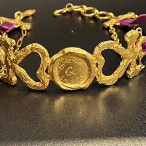 Christian LACROIX, collier ras-de-cou en métal doré et velours violet. Christian LACROIX, collier ras-de-cou en métal doré et velours violet.