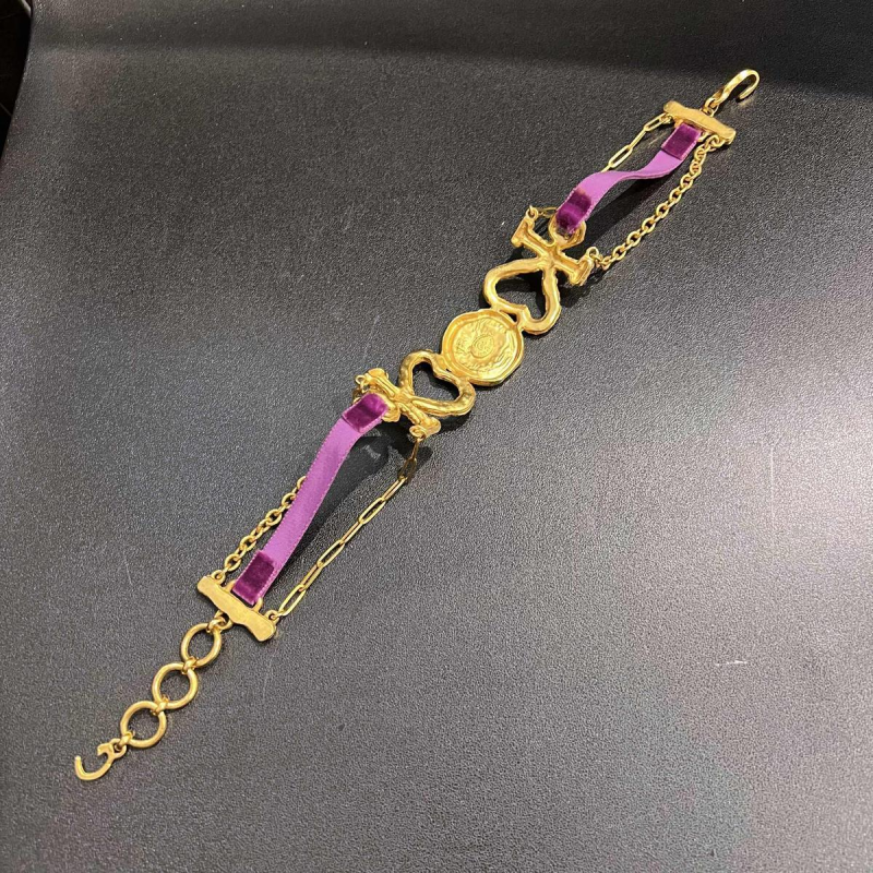 Christian LACROIX, collier ras-de-cou en métal doré et velours violet. Christian LACROIX, collier ras-de-cou en métal doré et velours violet.