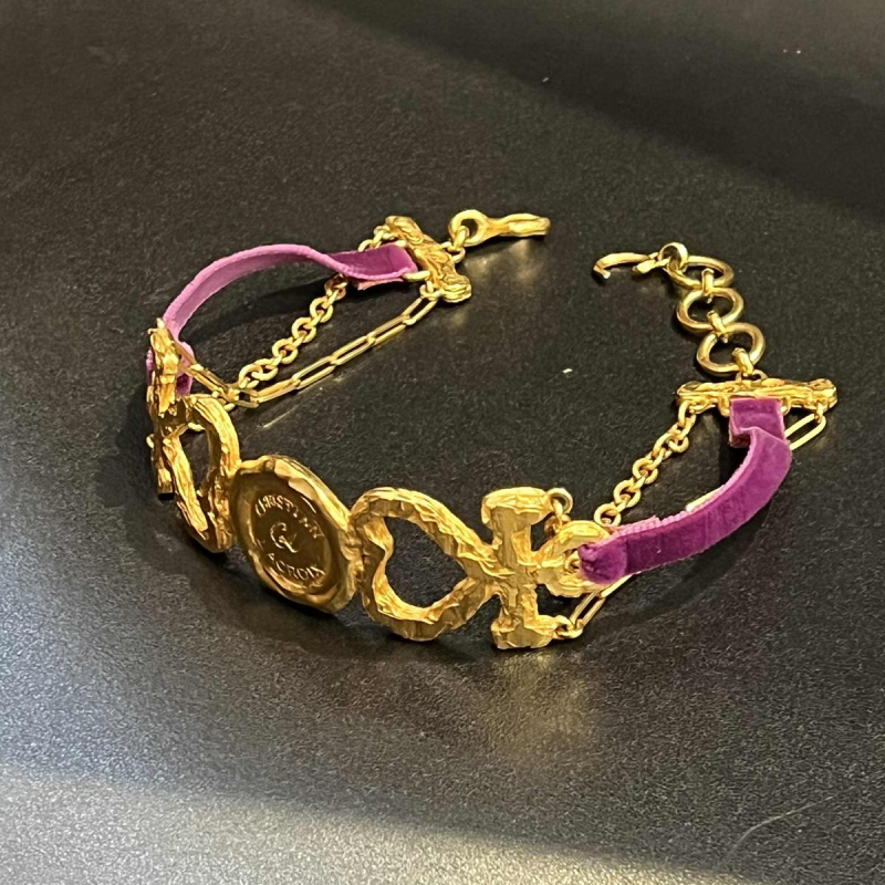Christian LACROIX, collier ras-de-cou en métal doré et velours violet. Christian LACROIX, collier ras-de-cou en métal doré et velours violet.
