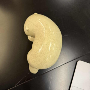 Faïencerie de Nimy, sculpture ours Art Déco en céramique, craquelé blanc, ca 1930