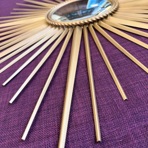 CHATY VALLAURIS - heksen-/zonnespiegel in verguld metaal, ca. 1960 CHATY VALLAURIS - heksen-/zonnespiegel in verguld metaal, ca. 1960