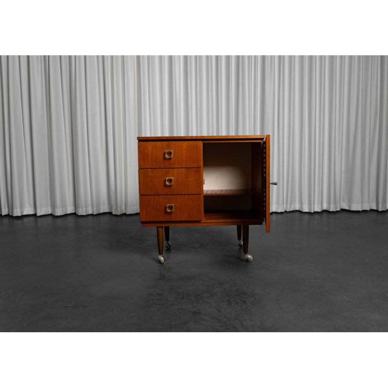 Meuble de rangement vintage sur roulettes