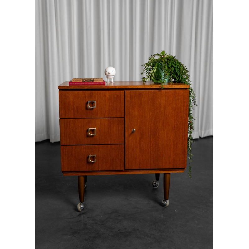 Meuble de rangement vintage sur roulettes