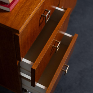 Meuble de rangement vintage sur roulettes