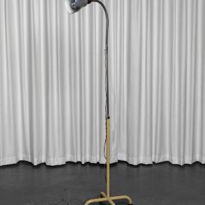 Lampadaire médical flexible vintage, acier laqué, XXe s Lampadaire médical flexible vintage, acier laqué, XXe s