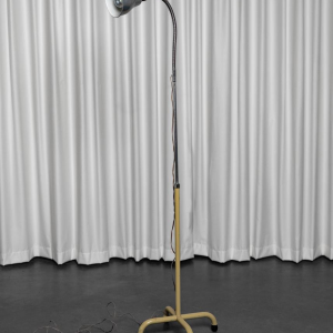 Vintage flexibele medische staande lamp, gelakt staal, 20e eeuw Vintage flexibele medische staande lamp, gelakt staal, 20e eeuw