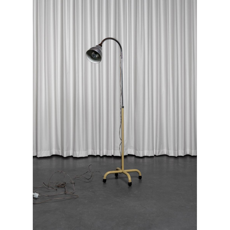 Lampadaire médical flexible vintage, acier laqué, XXe s Lampadaire médical flexible vintage, acier laqué, XXe s