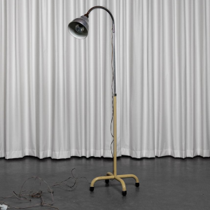 Lampadaire médical flexible vintage, acier laqué, XXe s Lampadaire médical flexible vintage, acier laqué, XXe s