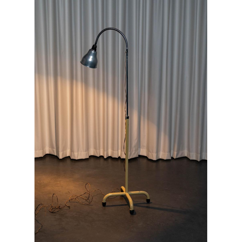 Lampadaire médical flexible vintage, acier laqué, XXe s Lampadaire médical flexible vintage, acier laqué, XXe s