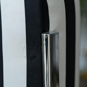 Paire de chauffeuses style Moderniste Bahaus, tissu stripe, 1970s Paire de chauffeuses style Moderniste Bahaus, tissu stripe, 1970s