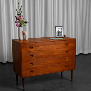 Rud Thygesen & Johnny Sørensen voor HG Furniture, teakhouten ladekast, Denemarken, 1960 Rud Thygesen & Johnny Sørensen voor HG Furniture, teakhouten ladekast, Denemarken, 1960