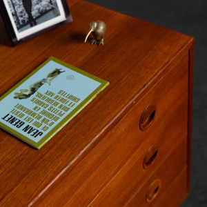 Rud Thygesen & Johnny Sørensen pour HG Furniture, commode en teck, Danemark, 1960 Rud Thygesen & Johnny Sørensen pour HG Furniture, commode en teck, Danemark, 1960