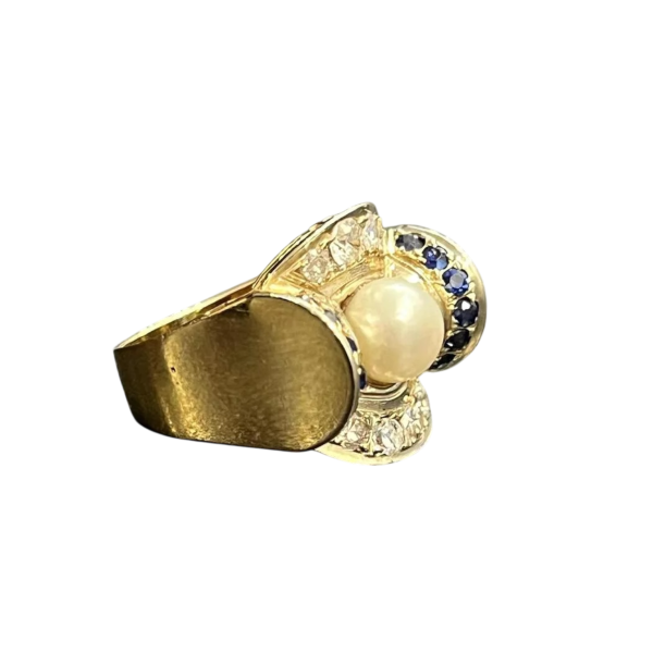 Art Deco ring in 18K geelgoud bezet met een parel, diamanten en saffieren